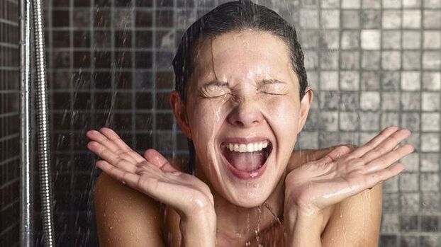 Ducha de contraste para aumentar o tamaño do peito