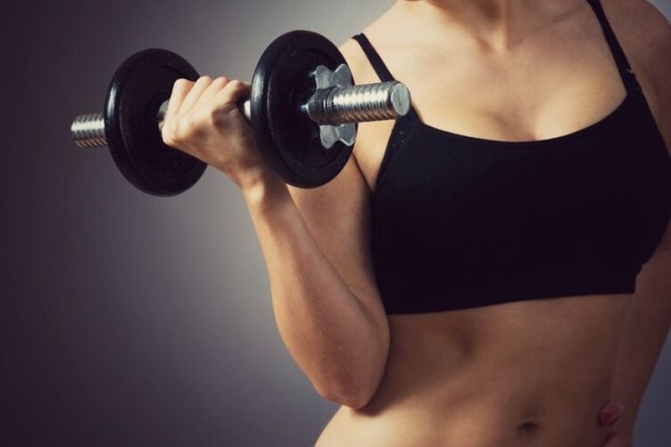 Facendo exercicios con pesas para agrandar os peitos